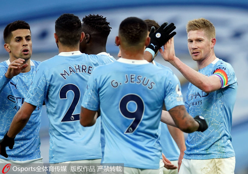 雨中前行的 雨中前行的